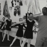 El Indpendiente Joey and Students at the Barre